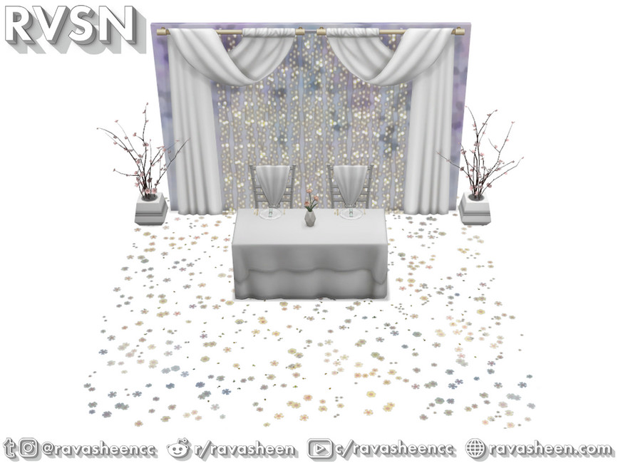 Una mesa de novios en Los Sims 4 que está frente a una pared de flores y cortinas.