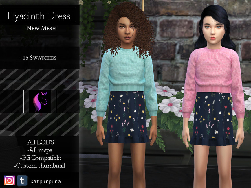 Dos sims, uno con cabello rizado y otro con cabello negro, llevan faldas florales bajo suéteres cortos de punto.