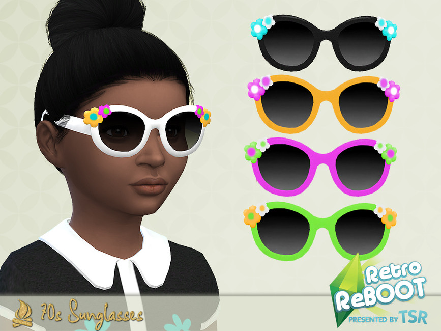 Una Sim con el cabello negro recogido en un moño lleva una camisa blanco y negro con cuello Peter Pan. Esta Sim lleva un par de gafas de sol de Sims 4 CC con montura redondeada y pequeñas flores en la parte superior del borde. 