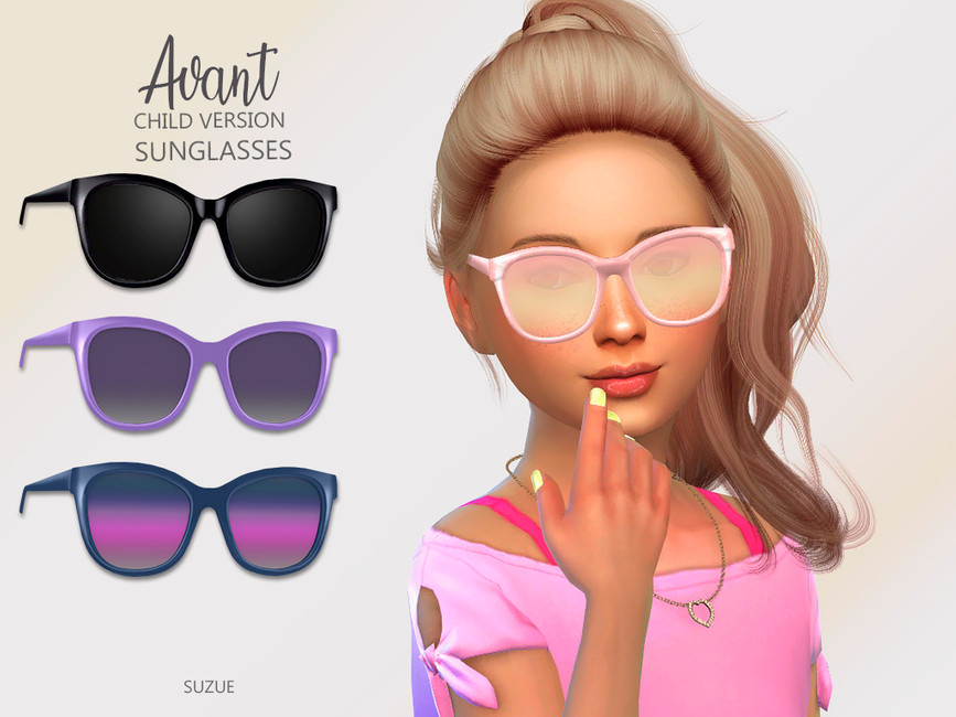 Una Sim con el cabello recogido en una coleta alta que lleva puestas unas gafas de sol con estilo Ray Ban.