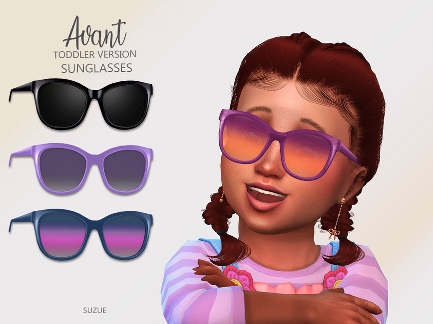 Un sim con el cabello recogido en trenzas francesas y una camisa a rayas. Lleva puestas unas gafas de sol ray ban.