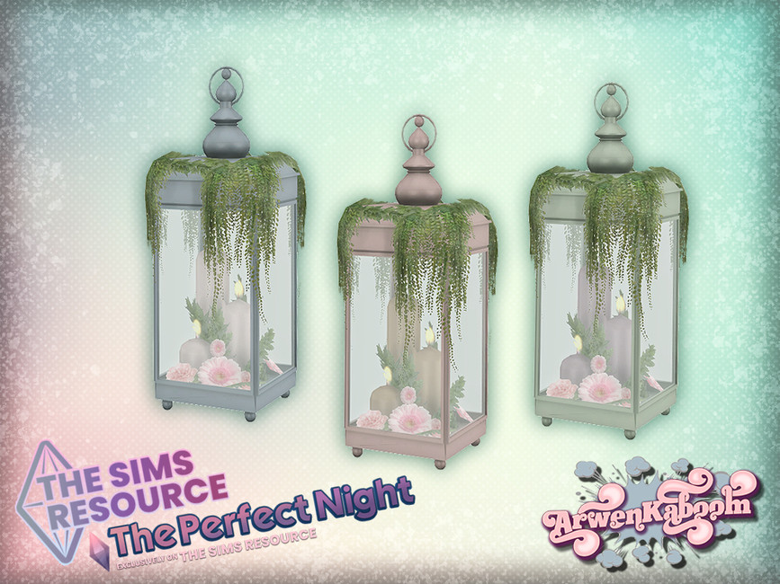 Linternas de metal que tienen enredaderas en la parte superior, tres velas en el interior y algunas flores pequeñas.