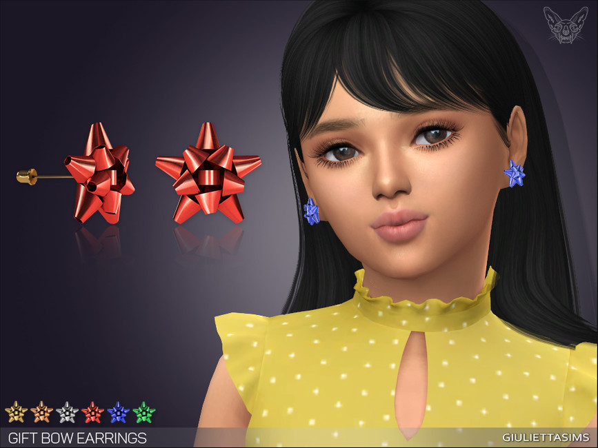 Una niña en Los Sims 4 que lleva un vestido de lunares amarillos y tiene accesorios puestos. Estos accesorios de Los Sims 4 incluyen pendientes que parecen un lazo navideño.