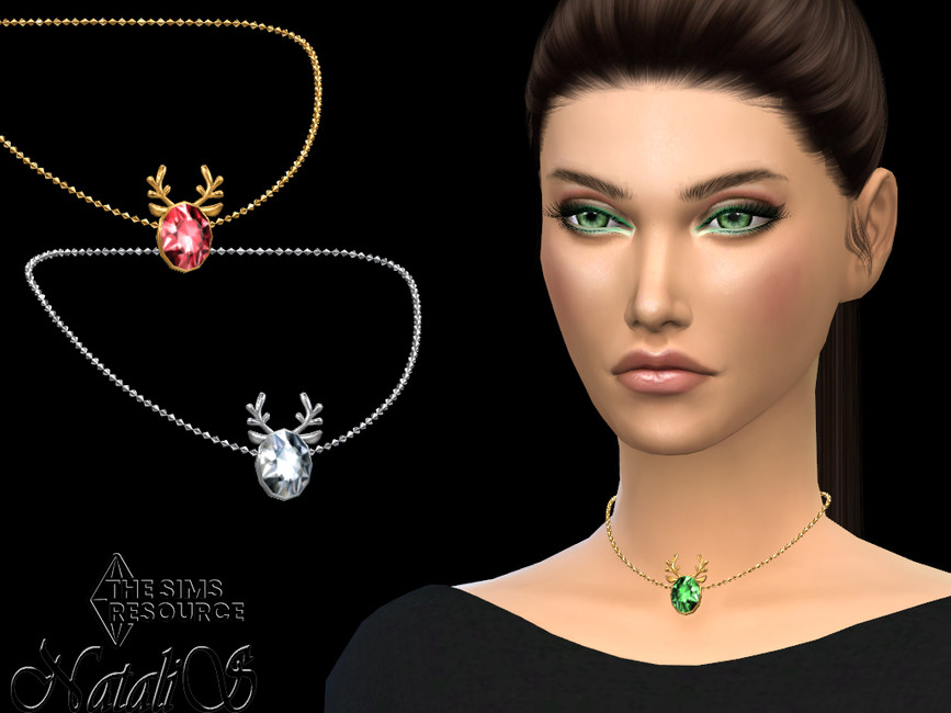 Un sim con maquillaje de ojos verdes llevando un collar con un gran cristal, el cristal actúa como la cara de un reno con cuernos saliendo de la parte superior.