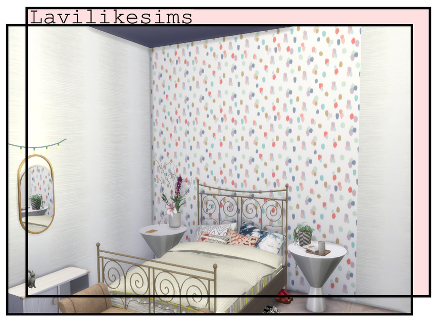 Un dormitorio con una cama de metal, mesitas de noche redondas y paredes blancas, una pared detrás de la cama tiene un papel pintado blanco con pequeños grupos de colores de diferentes tamaños al azar.