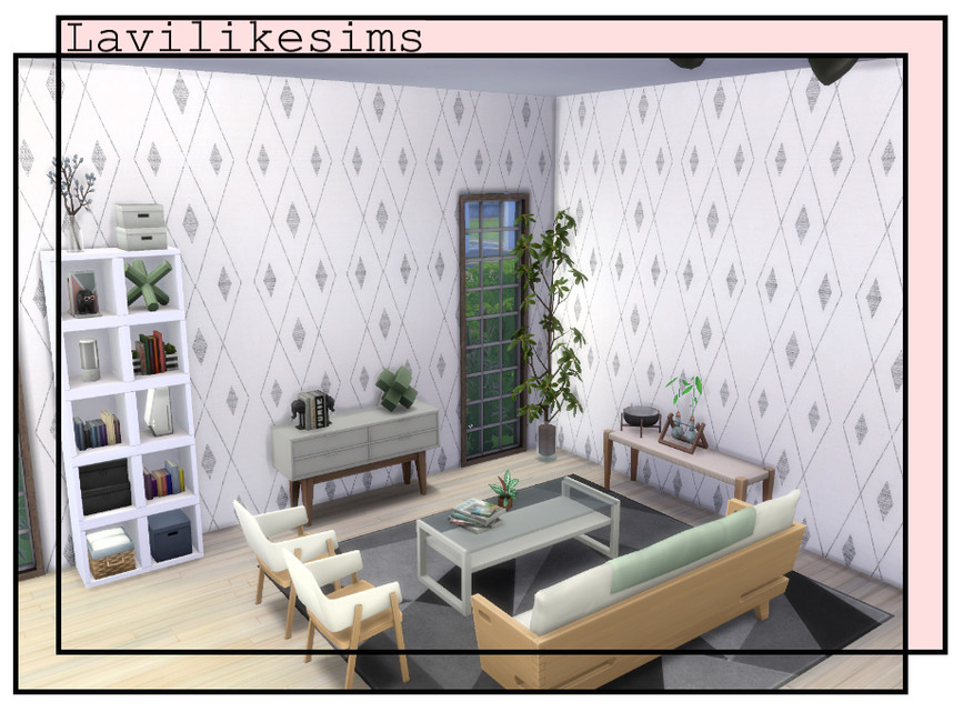 Una sala de estar en Los Sims 4 con un sofá, dos sillas, una estantería y una mesa auxiliar. Las paredes tienen papel pintado blanco con diseños de diamantes plateados.