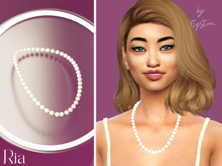 Un sim con cabello rubio sucio y delineador de ojos color teal. Llevan un collar de perlas y una camiseta blanca.