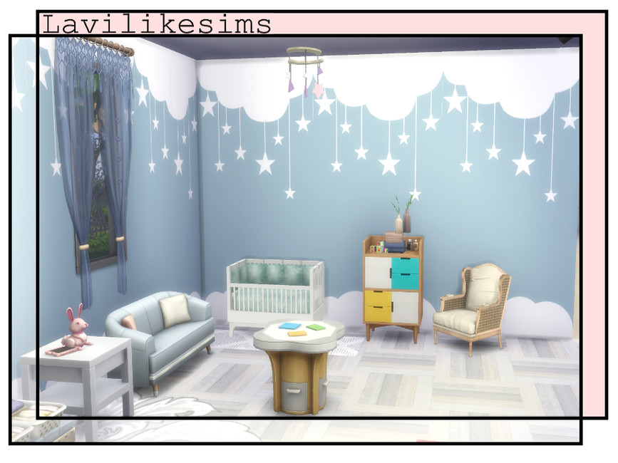 El dormitorio de un niño pequeño en Los Sims 4 con paredes azules que tienen nubes y estrellas colgando de las nubes.