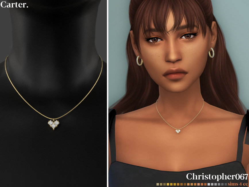 Un sim con cabello castaño usando un top negro. Lleva puestos unos pendientes y un collar dorados con diamantes.