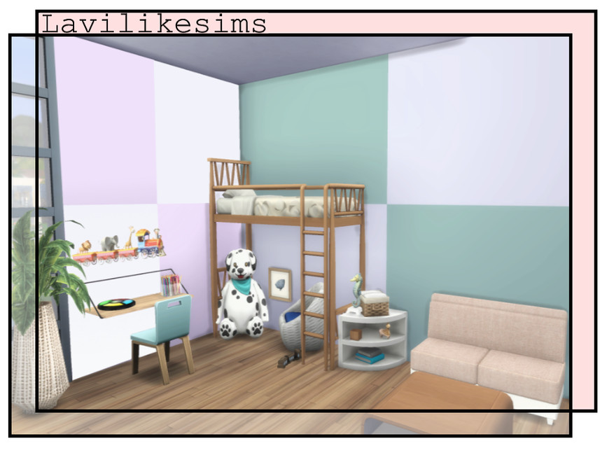 Una habitación infantil en Los Sims 4 con un escritorio, un sofá y una litera con una silla y un peluche debajo. En las paredes hay un papel tapiz personalizado con grandes cuadrados.