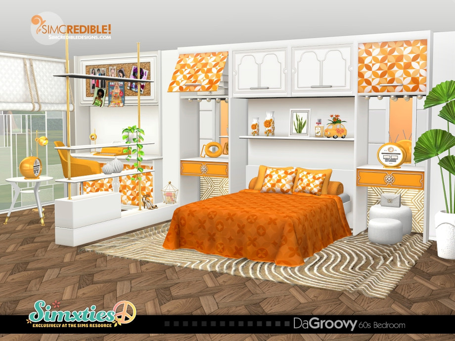 Un conjunto de dormitorio cc blanco, marrón y naranja para Los Sims 4. En este conjunto se ve una cama con almohadas decorativas, espejos, televisores, estanterías y más.