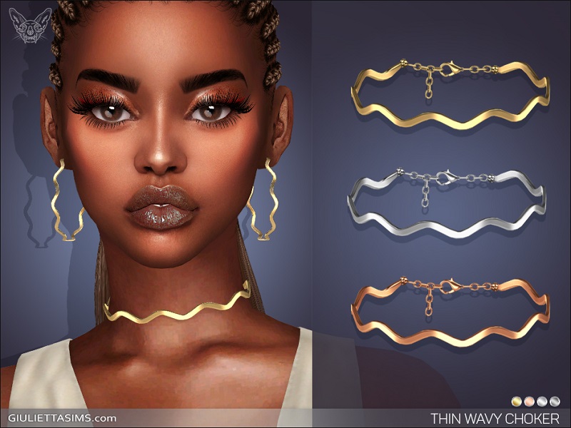 Un sim que lleva un conjunto a juego de aros ondulados y un collar delgado de metal ondulado.